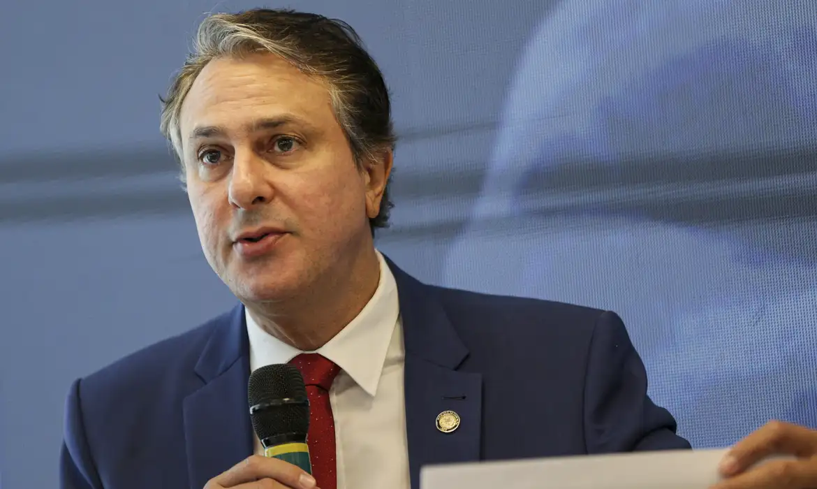 Ministro da Educação anuncia datas de inscrições e provas do Enem 2025; veja