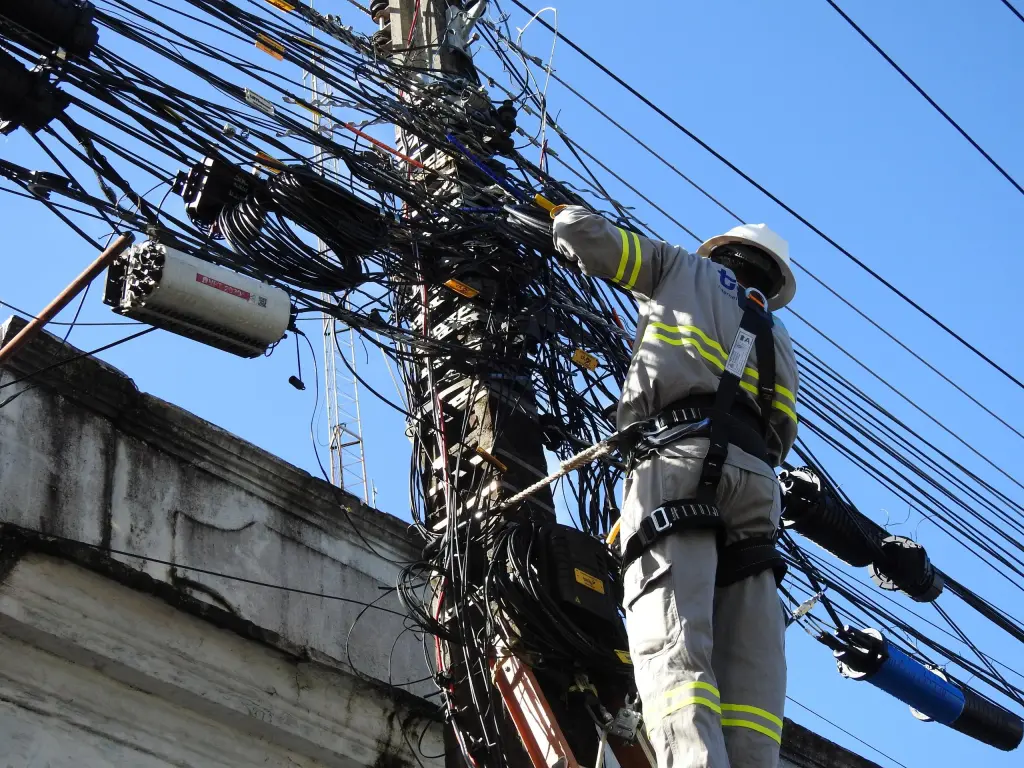 Prefeitura inicia operação para limpeza de fios em postes nas ruas de João Pessoa