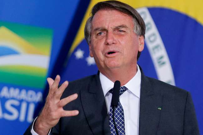 65% dos brasileiros querem que Bolsonaro desista das eleições e apoie outro