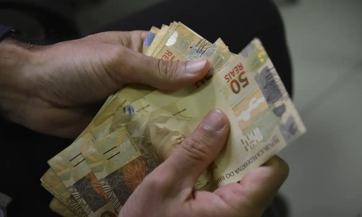 Trabalhadores que aderiram ao saque-aniversário do FGTS começam a receber última parcela retida