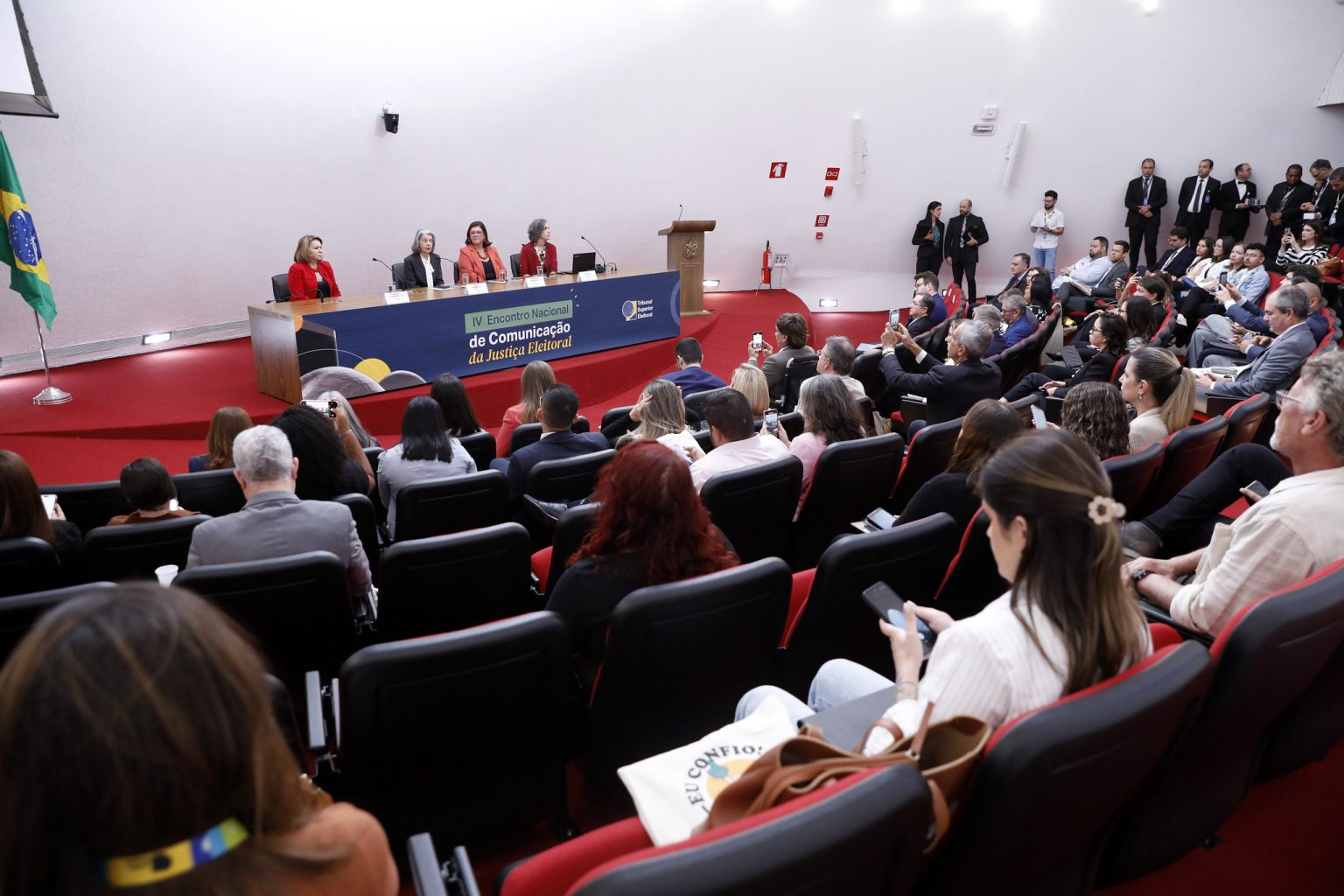 TSE apresenta a comunicadores logomarca das eleições 2026