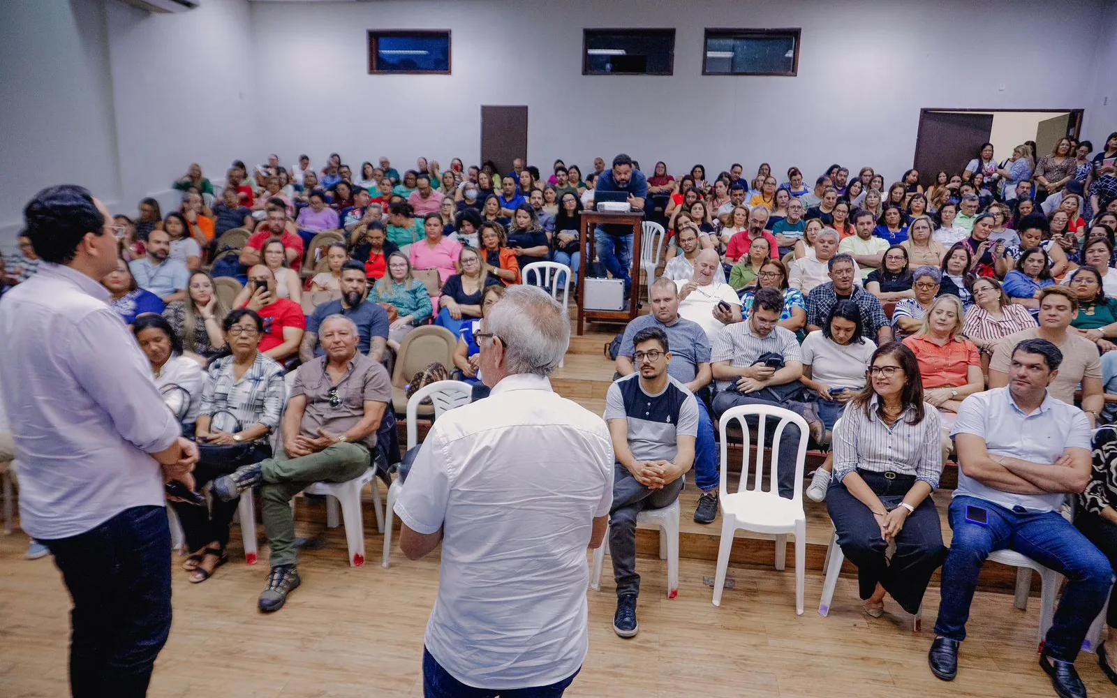 Cícero anuncia reajuste de 27,5% na gratificação de gestores escolares da Rede Municipal