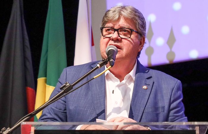 João Azevêdo já caminha e tem condição cardíaca “absolutamente normal”, afirma médico