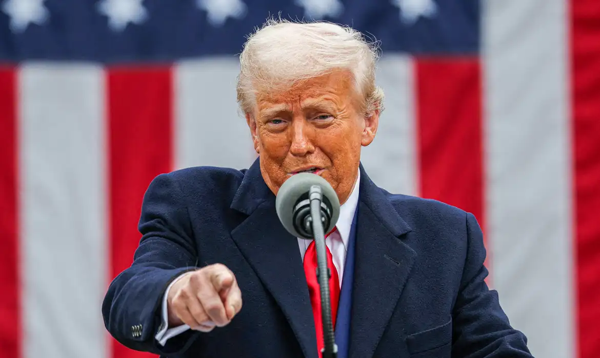 Trump ameaça países que se alinhem ao Brics com tarifa de 10%: “não haverá exceções a essa política”