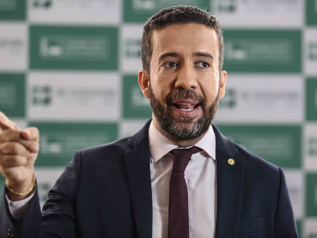 Janones denuncia agressão dentro da Câmara e aponta deputado paraibano como autor: “Canalhas devem ser cassados”