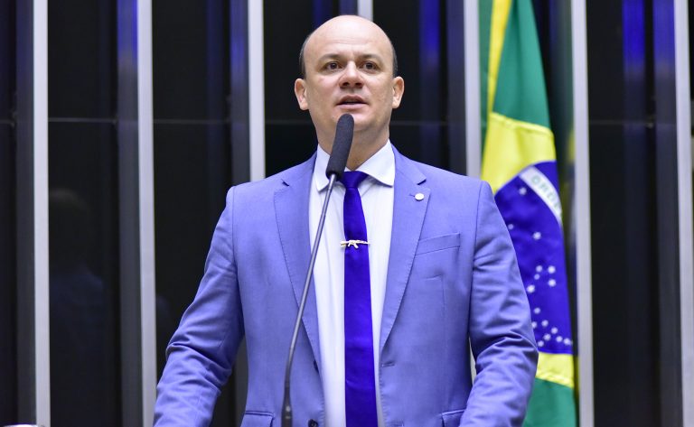 Cabo Gilberto nega agressão a Janones e afirma que evitou conflito maior: “Foi apenas um esbarrão”