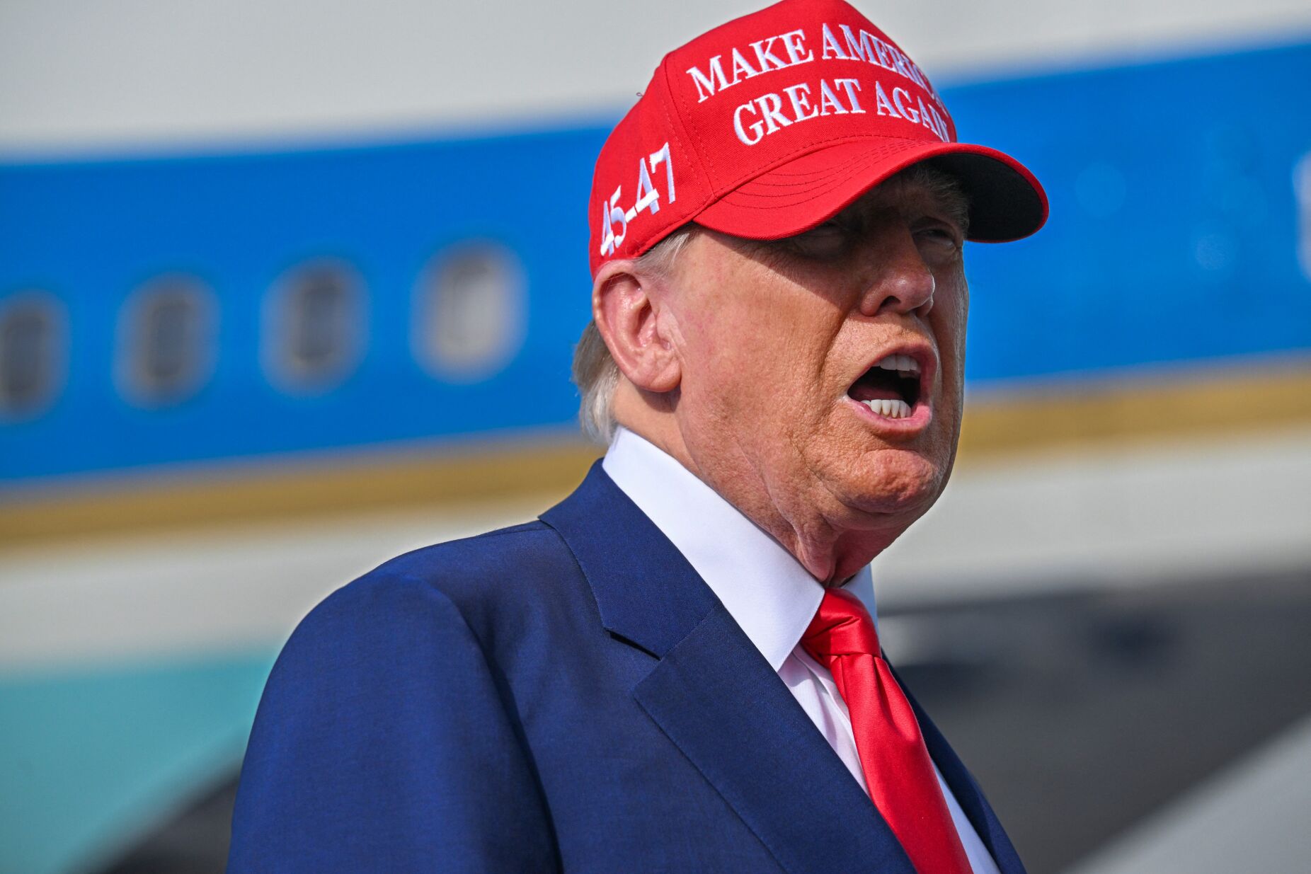 Trump promete tarifa de 10% para quem se alinhar às “políticas antiamericanas” do Brics